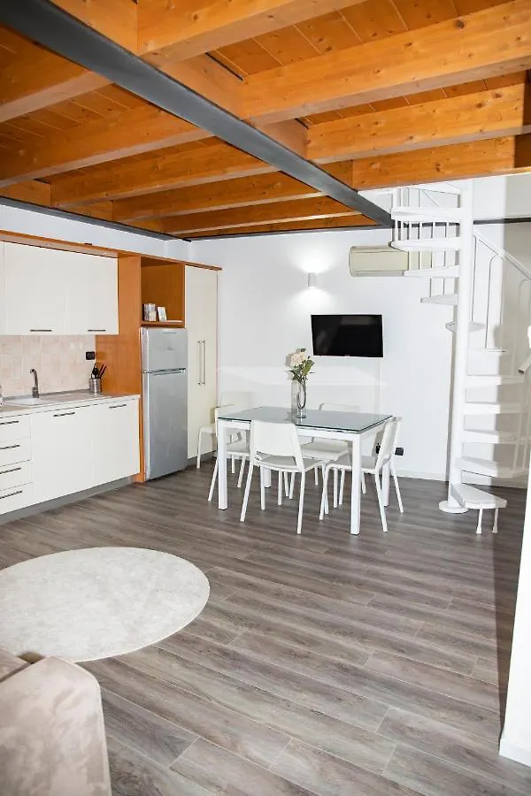 Easy Milano - Rooms And Apartments Navigli 2*,  Italia