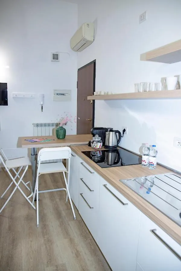 Easy Milano - Rooms And Apartments Navigli 2*,