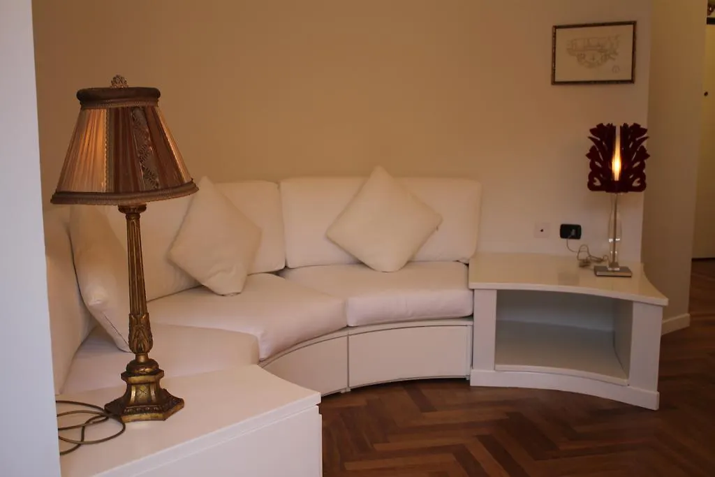 Easy Milano - Rooms And Apartments Navigli 2*,